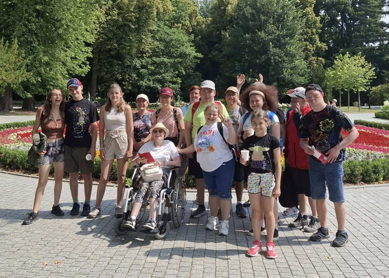 Grupa uczestników działań fundacji podczas wspólnego wyjścia w parku